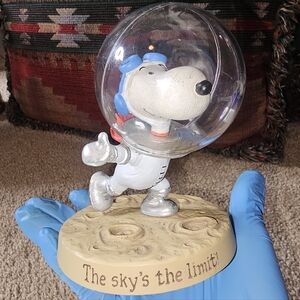 Peanuts Snoopy "The Sky's the Limit" Hallmark Gallery Figurine 2010.